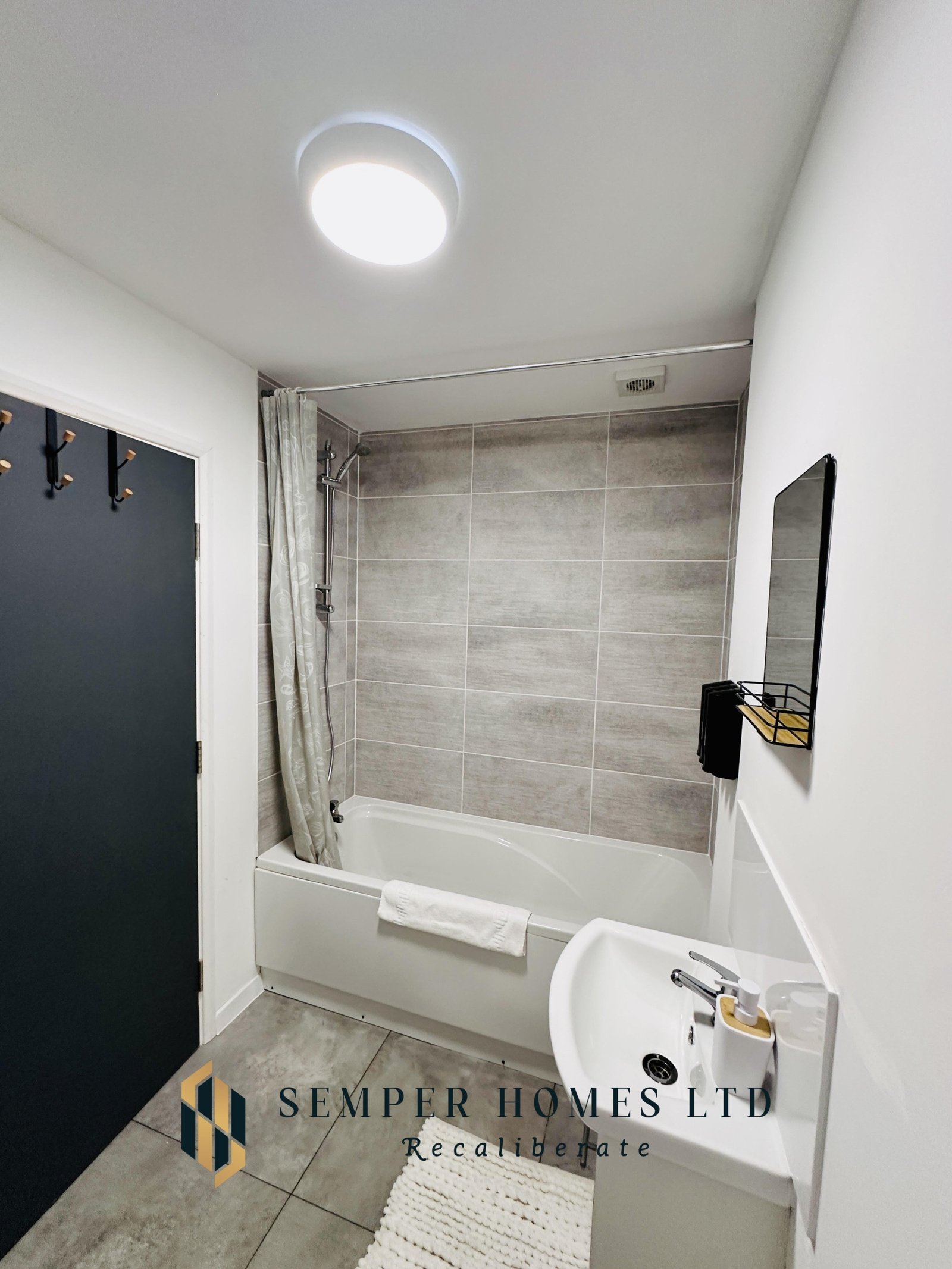 bathroom-bathtub-vacation-rental-high-street-mexborough-UK