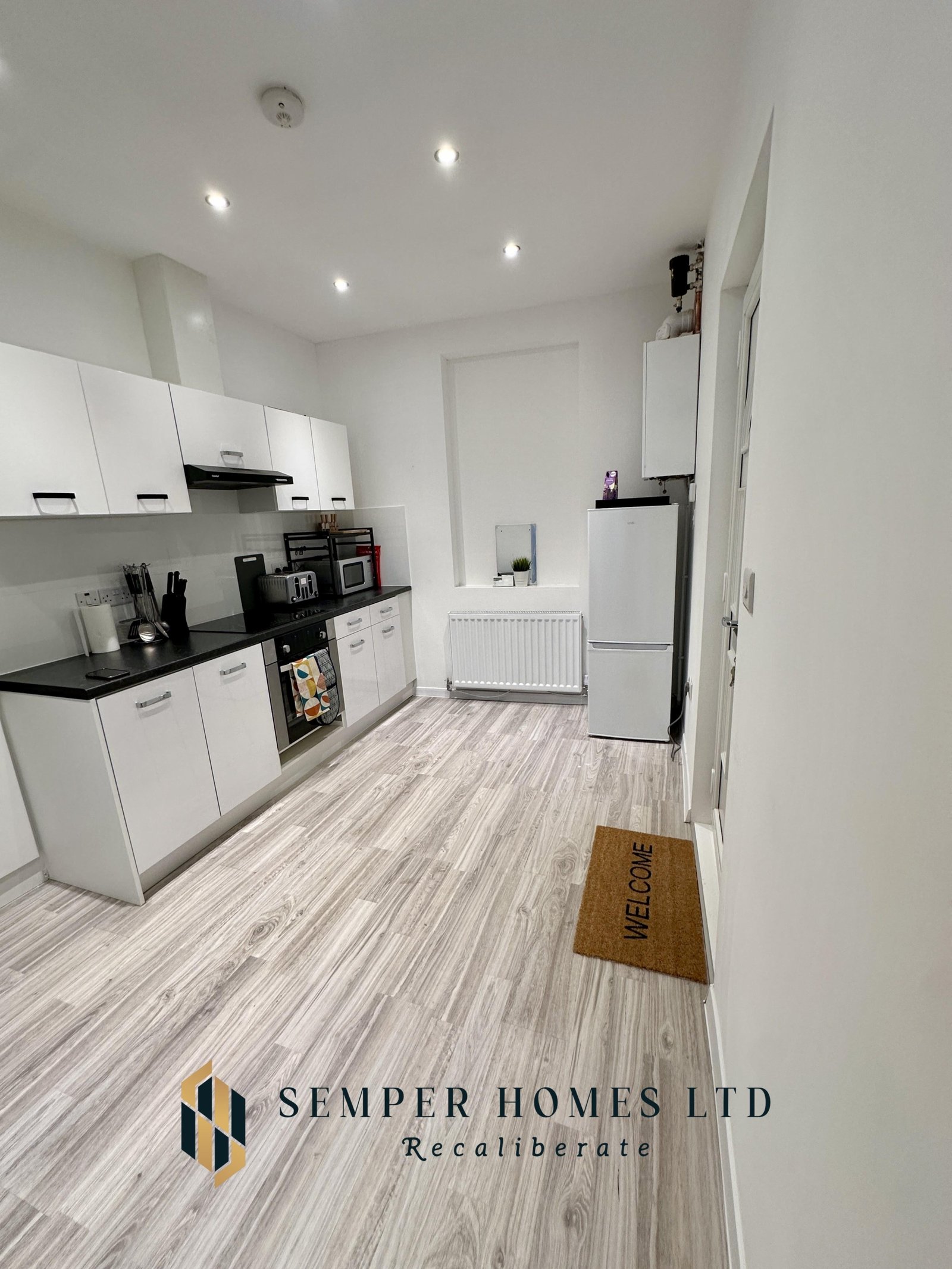 fullyequippedkitchen-microwave-vacation-rental-high-street-mexborough-UK