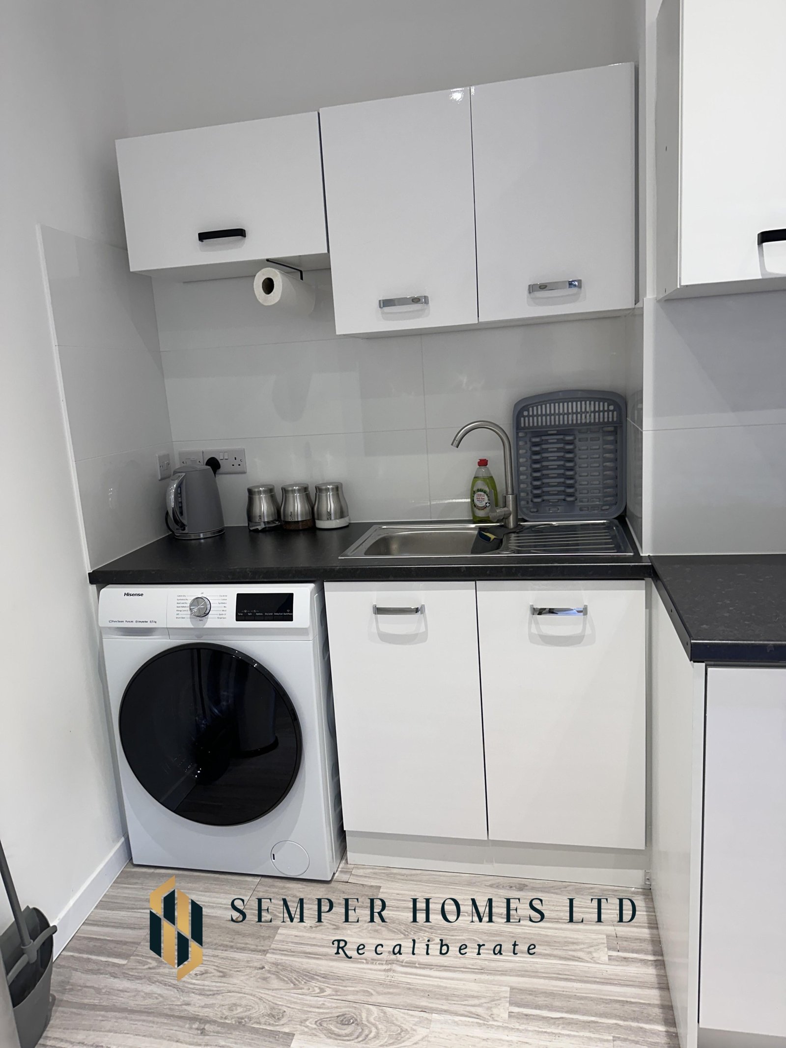 fullyequippedkitchen-washer-short-term-rental-high-street-mexborough-UK